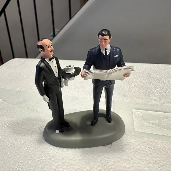 DC Comics Village Batman Wayne Manor Bruce and Alfred Department 56 - Picture 10 of 13